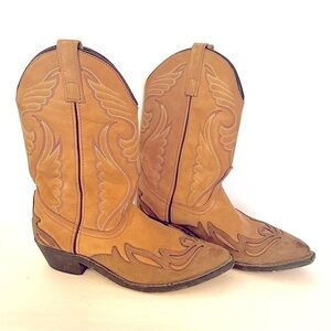 Masterson Women’s Tan Heeled Boots with Intricate Stitching Pointed Toe Size 8